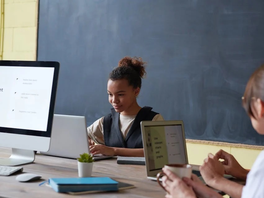 Leerlingen werken samen aan tekst